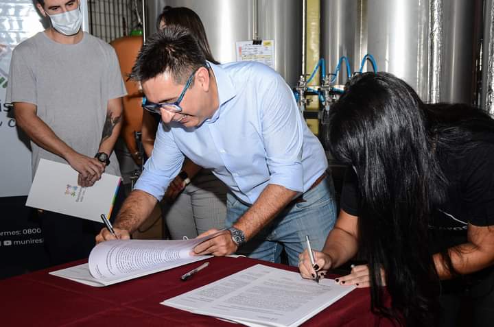 GUSTAVO MARTINEZ: CELEBRANDO LOS 144 AÑOS DE RESISTENCIA FIRMAMOS CONVENIO CON CERVECEROS DEL LITORAL