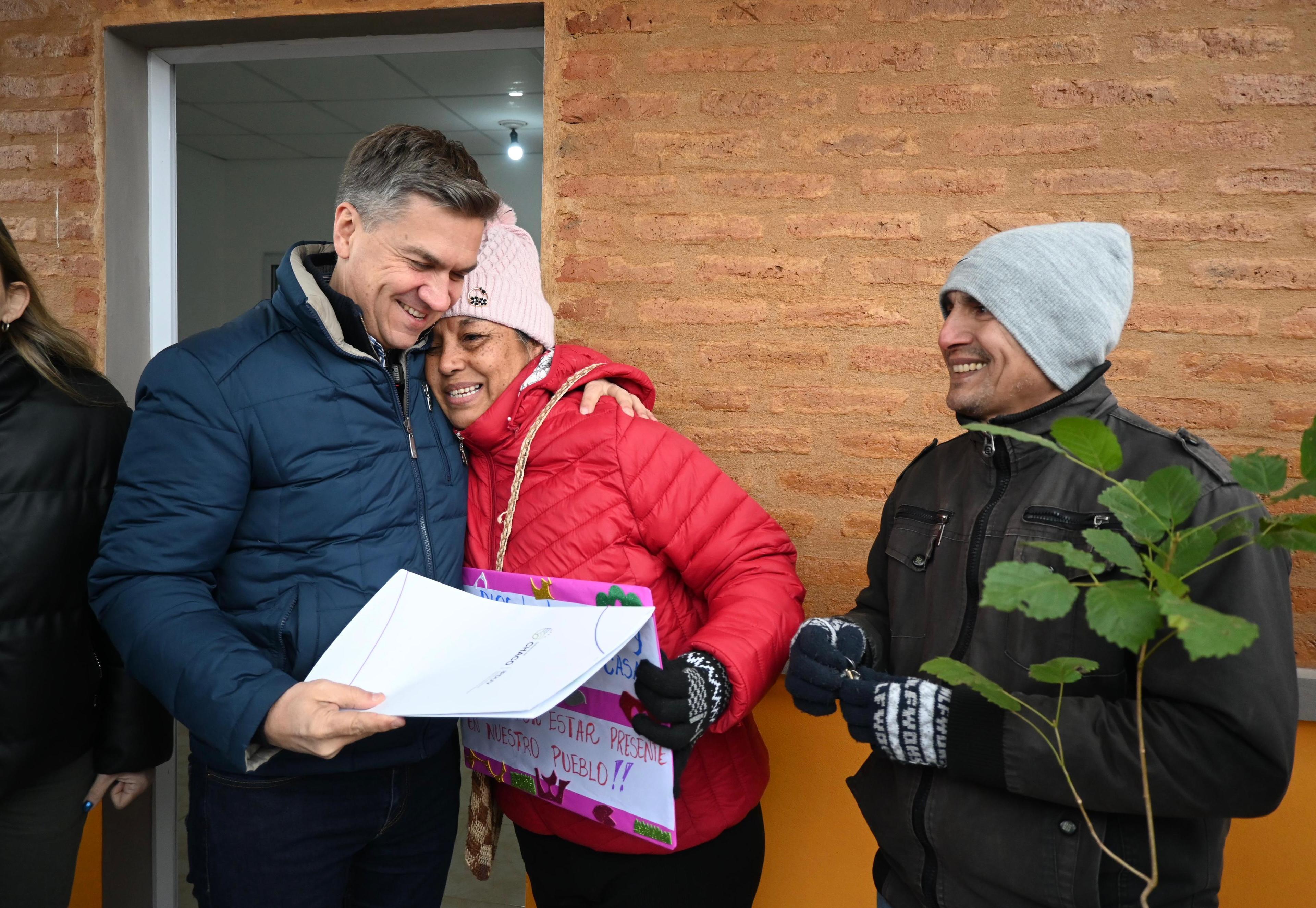 EL SAUZALITO: EL GOBERNADOR ZDERO ENTREGÓ VIVIENDAS ÑACHEC Y AYUDAS TÉCNICAS DE IPRODICH