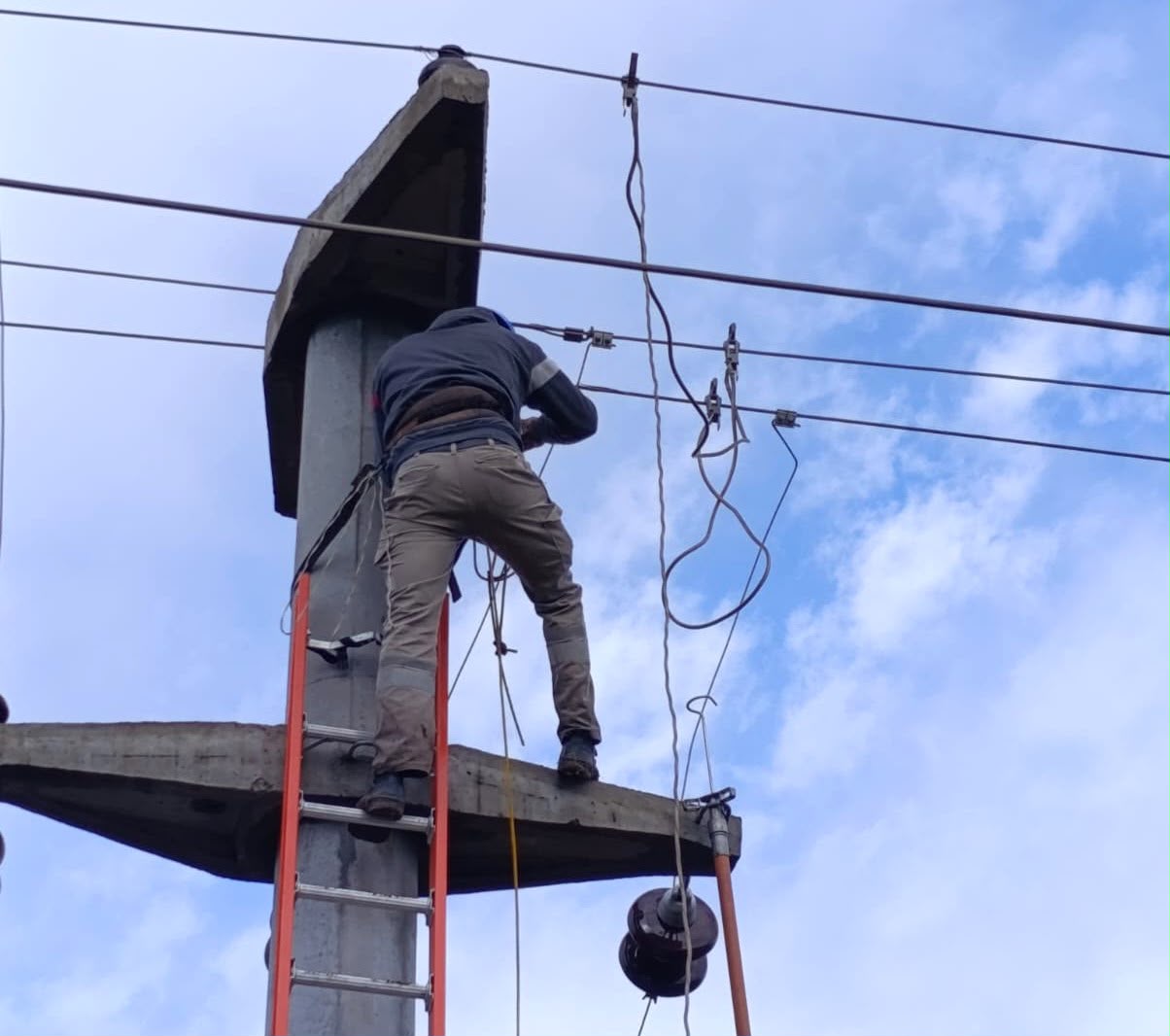 *INTENSO OPERATIVO DE SECHEEP PARA RESTABLECER EL SERVICIO EL&Eacute;CTRICO TRAS EL TEMPORAL*