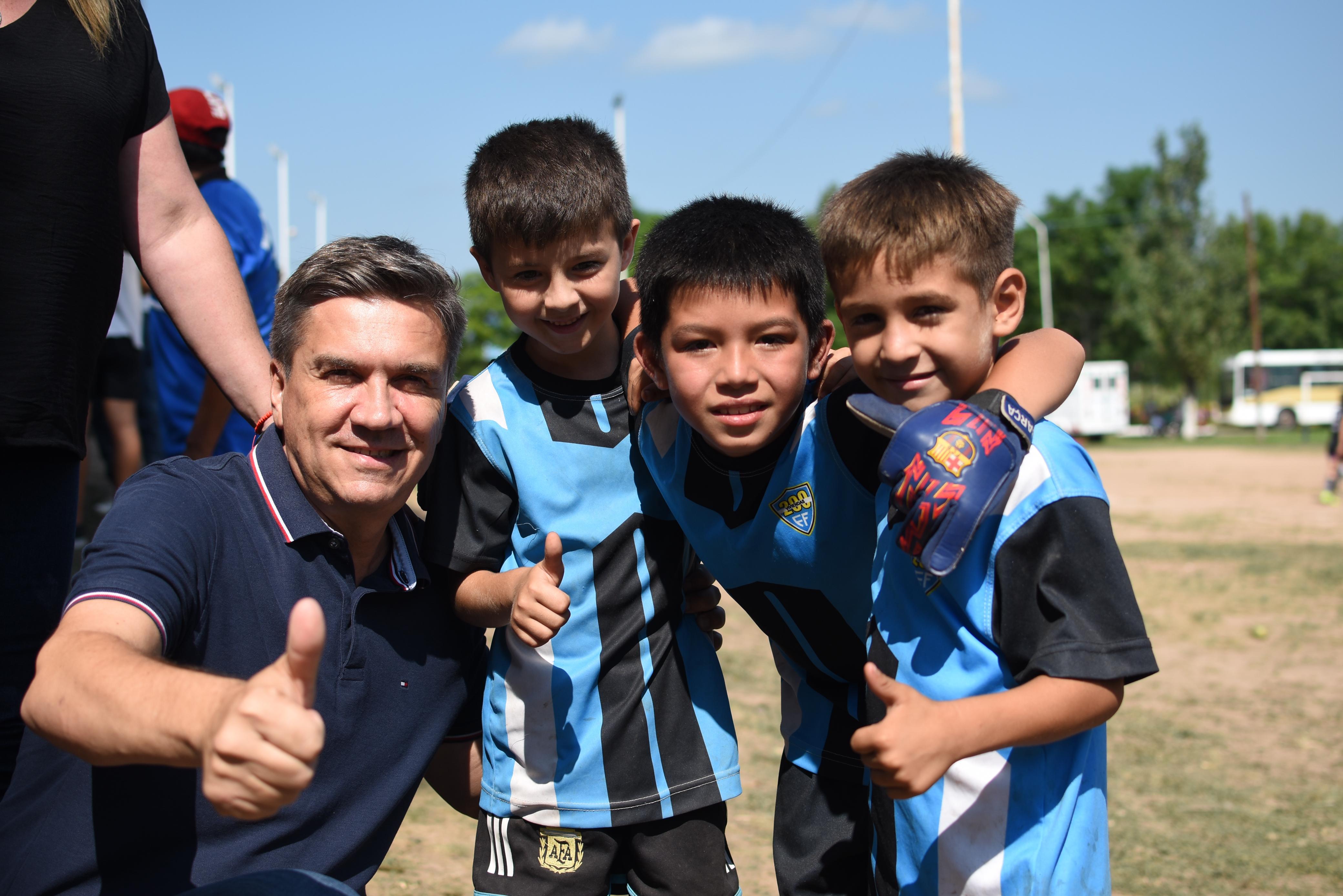 *COLONIA POPULAR: EL GOBERNADOR ACOMPAÑÓ CAMPEONATO DE FÚTBOL REGIONAL MIXTO*