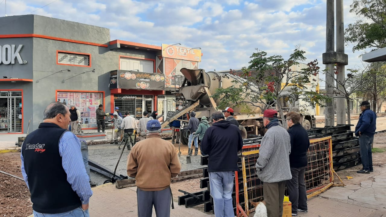 VILLA ANGELA: EL INTENDENTE PAPP SUPERVISÓ LA OBRA DE PAVIMENTO EN CALLE BELGRANO