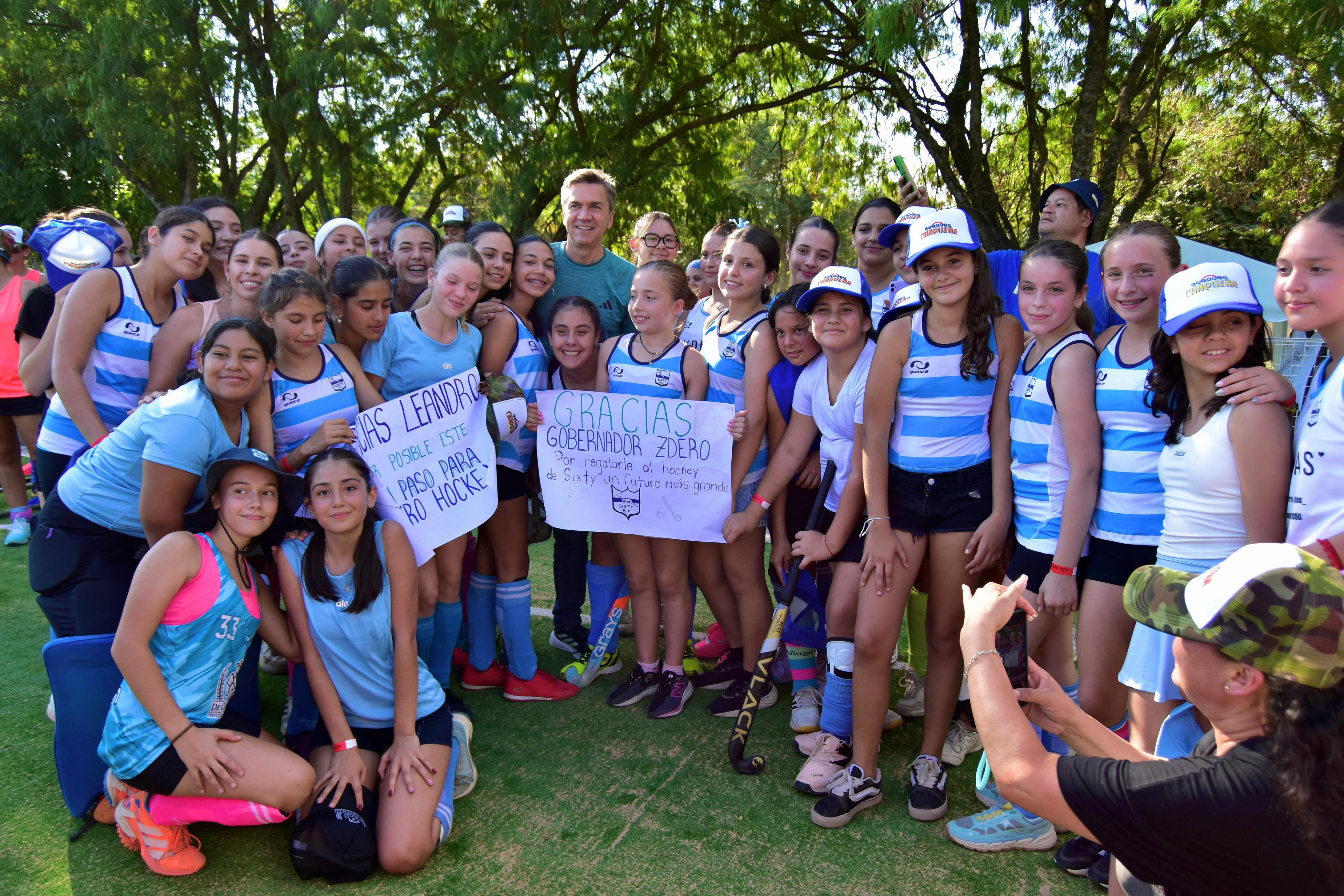 *SIXTY CLUB: EL GOBERNADOR ZDERO INAUGUR&Oacute; LA NUEVA CANCHA DE HOCKEY Y ENTREG&Oacute; ELEMENTOS DEPORTIVOS*