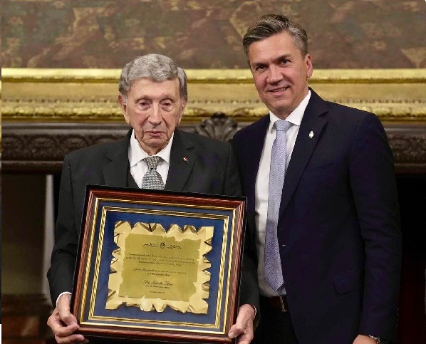 BUENOS AIRES: EL GOBERNADOR ZDERO ACOMPAÑÓ EL RECONOCIMIENTO A LUIS LANDRISCINA