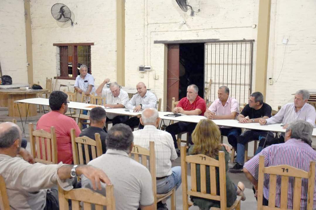 EL INTENDENTE ADALBERTO PAPP PARTICIPÓ DE UNA REUNIÓN CON PRODUCTORES QUE NECESITAN AYUDA PARA PALIAR LA SEQUÍA