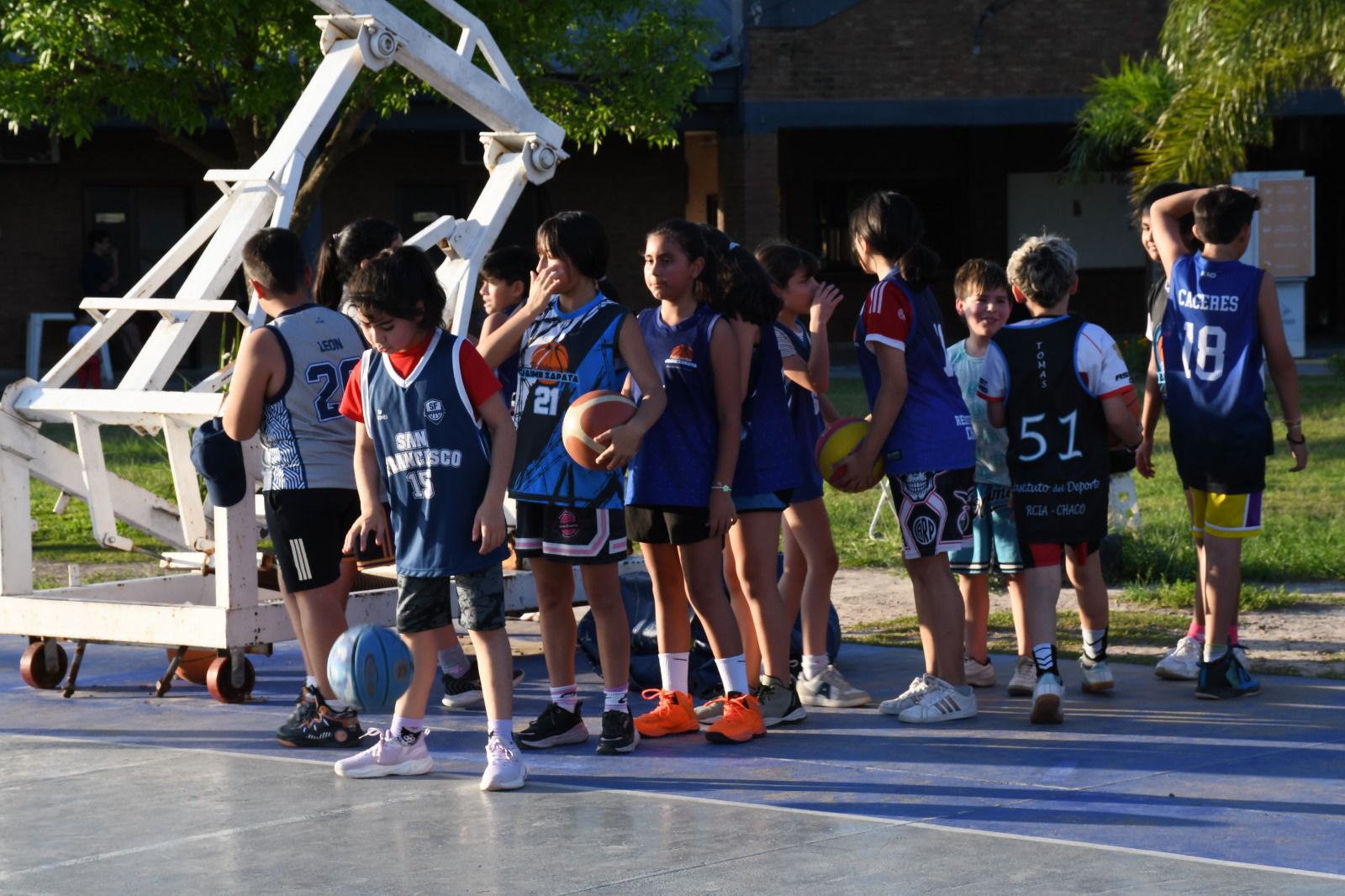 EL INSTITUTO DEL DEPORTE CHAQUEÑO INVITA A SUMARSE A LAS CLASES GRATUITAS DE BÁSQUET EN EL POLIDEPORTIVO JAIME ZAPATA