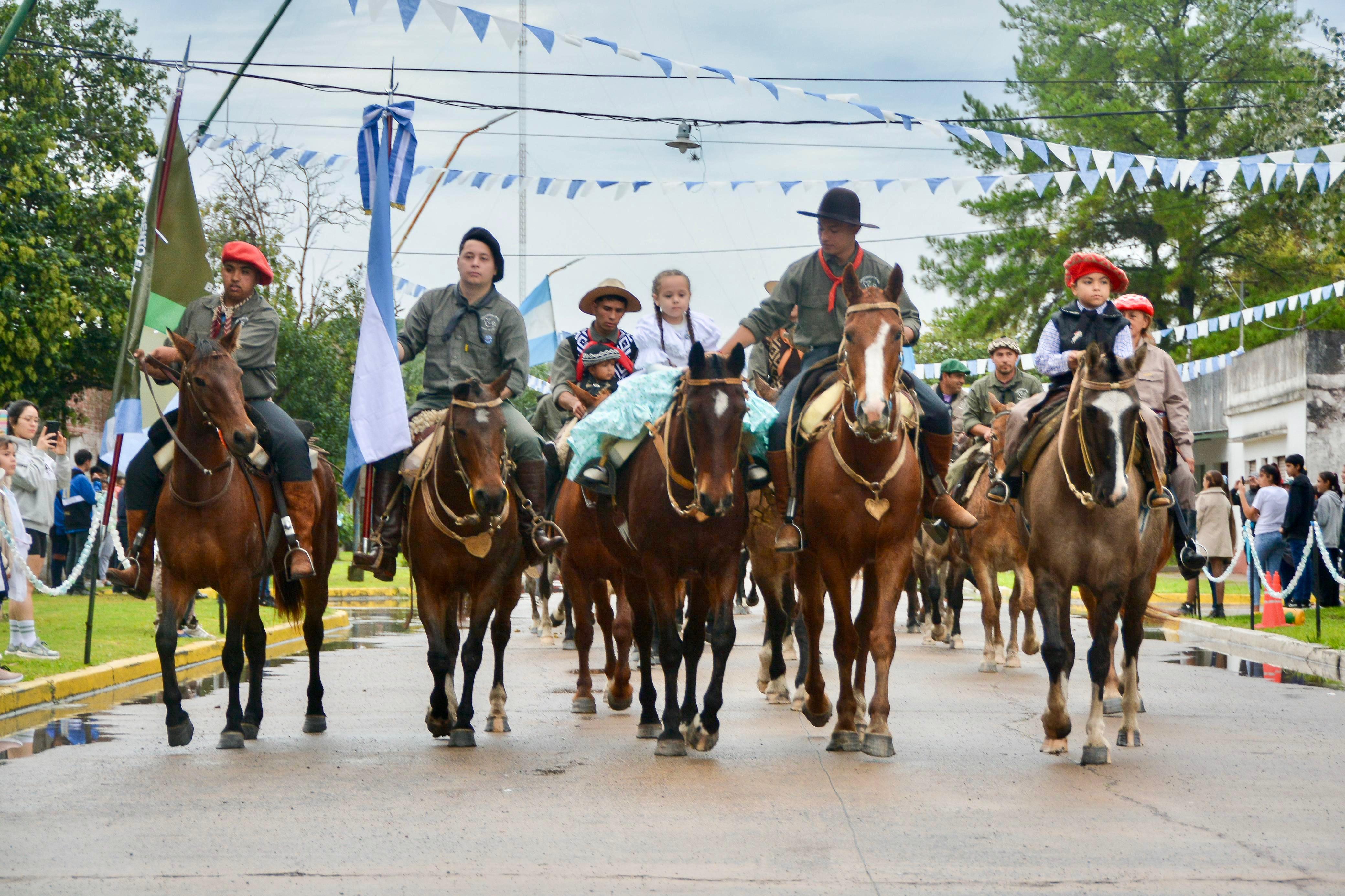 *BASAIL: EL GOBERNADOR ZDERO ENCABEZÓ EL ACTO CENTRAL POR EL 215° ANIVERSARIO DE LA REVOLUCIÓN DE MAYO*