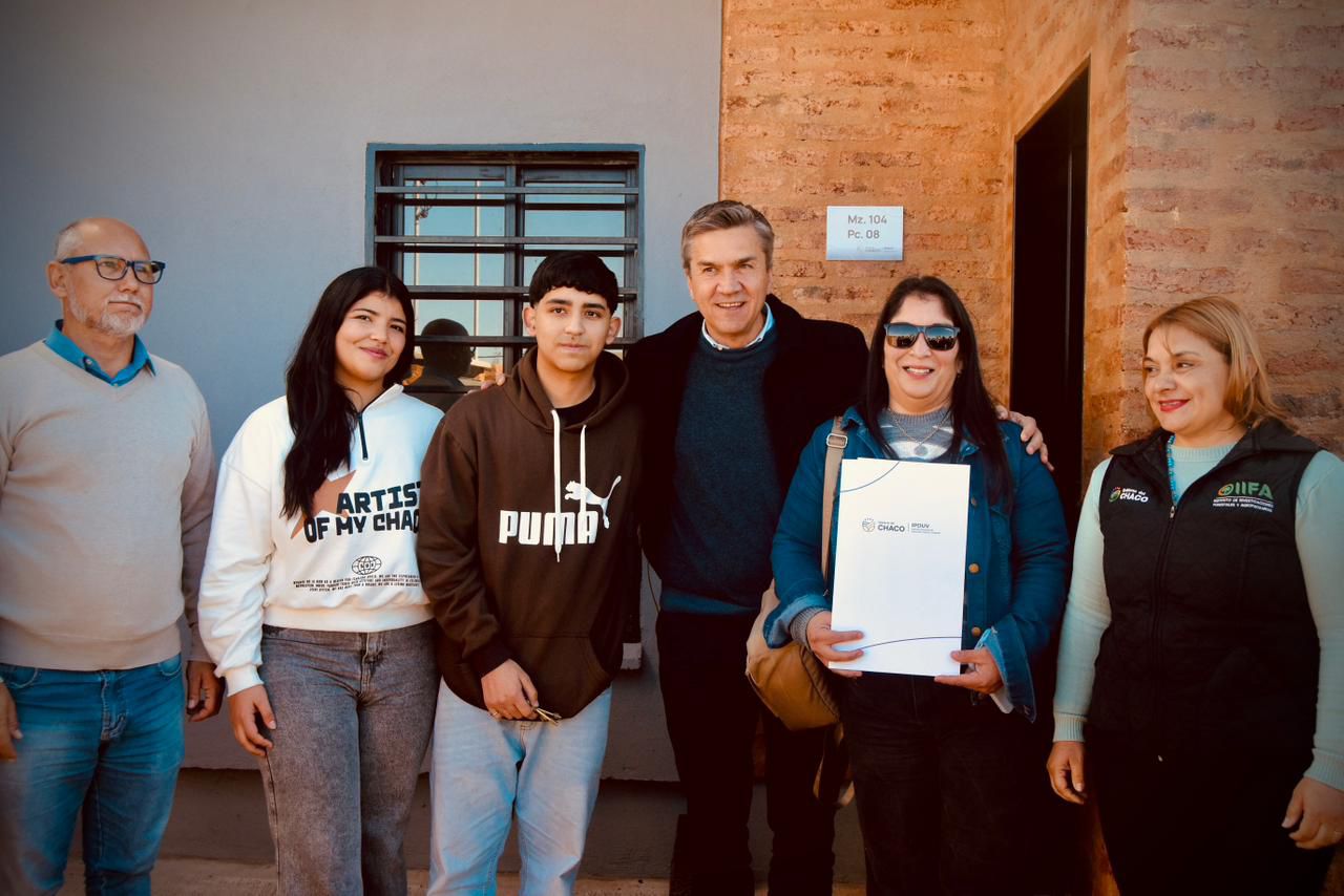 *ACCESO A LA CASA PROPIA: EL GOBERNADOR ZDERO ENTREG&Oacute; VIVIENDAS EN LA CHACRA 214 DE RESISTENCIA*