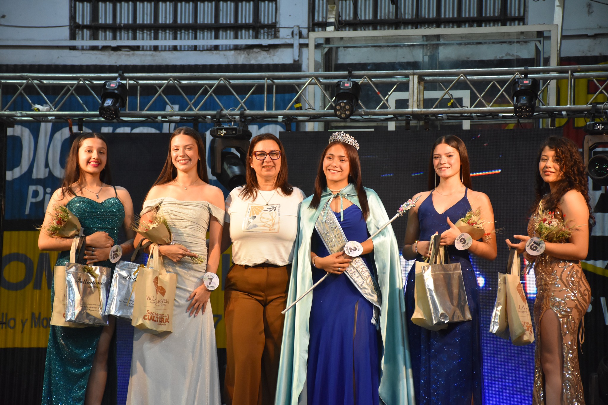 ESTE DOMINGO VILLA ÁNGELA ELIGIÓ A SUS REINAS Y REYES DEL ESTUDIANTE Y LA PRIMAVERA EN EL MARCO DE LA ESTUDIANTINA 2025